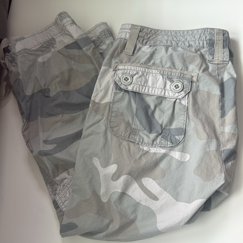 Natural Reflections Women’s Camouflage Cargo Pants Capris Size 8 - Picture 8 of 11